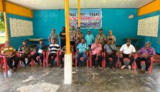 Dewan Adat Wilayah Asei, Kleublow, dan Waena bersama para Ondofolo dan kepala suku menggelar rapat adat di Obhe-Onggi, Kampung Harapan, Kabupaten Jayapura. Pertemuan tersebut membahas dan menetapkan sikap adat terkait status kepemilikan tanah adat Henibi (Kamp Wolker) di wilayah Heram. (Foto: Istimewa)