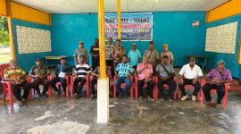 Dewan Adat Wilayah Asei, Kleublow, dan Waena bersama para Ondofolo dan kepala suku menggelar rapat adat di Obhe-Onggi, Kampung Harapan, Kabupaten Jayapura. Pertemuan tersebut membahas dan menetapkan sikap adat terkait status kepemilikan tanah adat Henibi (Kamp Wolker) di wilayah Heram. (Foto: Istimewa)