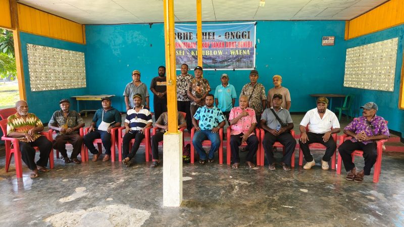 Dewan Adat Wilayah Asei, Kleublow, dan Waena bersama para Ondofolo dan kepala suku menggelar rapat adat di Obhe-Onggi, Kampung Harapan, Kabupaten Jayapura. Pertemuan tersebut membahas dan menetapkan sikap adat terkait status kepemilikan tanah adat Henibi (Kamp Wolker) di wilayah Heram. (Foto: Istimewa)