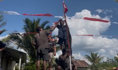 Merah Putih Menghiasi Mumugu, Satgas Yonif 300 dan Warga Rayakan HUT RI ke-81 dengan Gotong Royong