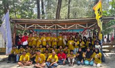 Semangat Merah Putih Satukan Karyawan dan Siswa PKL Indografika-Bagaya di Pantai Hamadi