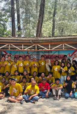 Semangat Merah Putih Satukan Karyawan dan Siswa PKL Indografika-Bagaya di Pantai Hamadi