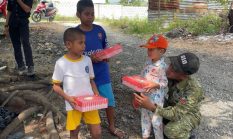 Jariah Berbagi, Yonif TP 810/Bemare Hadir Membawa Kebahagiaan bagi Warga Doyo Lama