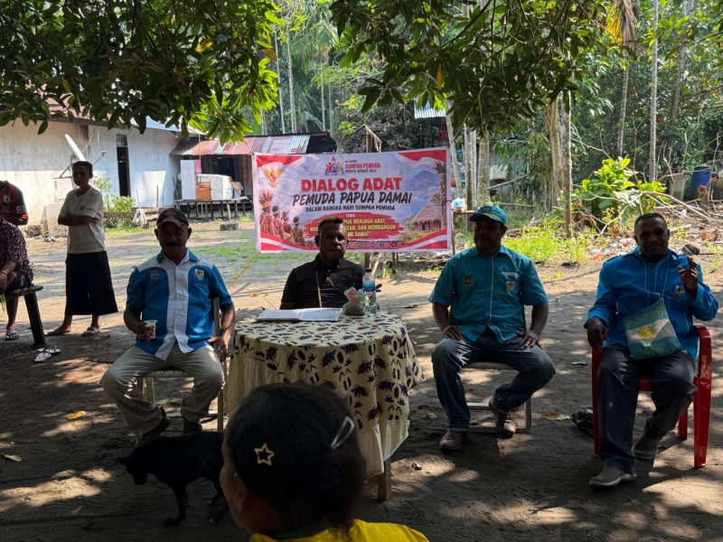 Suasana Dialog Adat Pemuda Damai Papua di Kampung Keder, Distrik Pantai Timur Bagian Barat, Kabupaten Sarmi, dalam rangka menyongsong Hari Sumpah Pemuda. Istimewa.